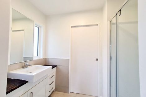 Photo of property in 31 Mandeville Place, Unsworth Heights, Auckland, 0632