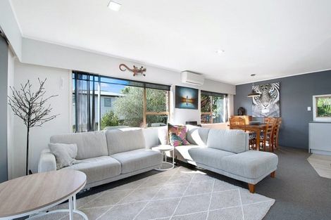 Photo of property in 2/3 Cezanne Place, New Lynn, Auckland, 0600