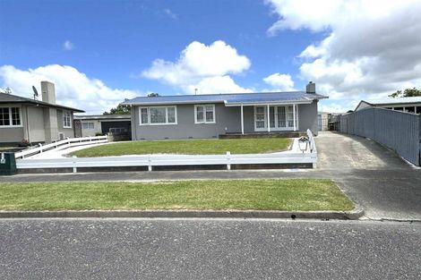Photo of property in 4 Mokau Place, Terrace End, Palmerston North, 4410