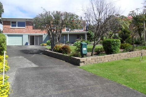 Photo of property in 15 Harrybrook Road, Green Bay, Auckland, 0604