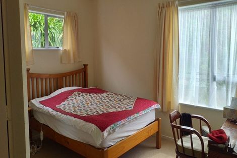 Photo of property in 2b Sunhaven Drive, Newlands, Wellington, 6037