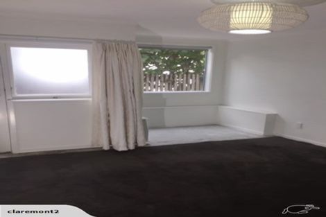 Photo of property in 24 Holdaway Avenue, Northcote, Auckland, 0627