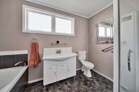 Photo of property in 37 Wallscourt Place, Normanby, Hawera, 4614