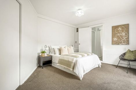 Photo of property in 14 Holdaway Avenue, Northcote, Auckland, 0627