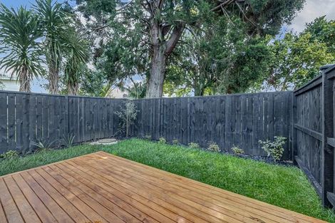 Photo of property in 9/47 Beach Road, Te Atatu Peninsula, 0610