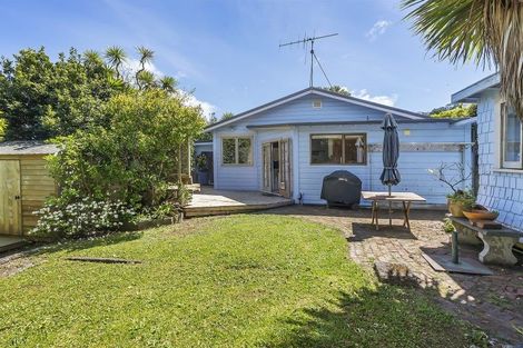 Photo of property in 9 Albemarle Road, Northland, Wellington, 6012