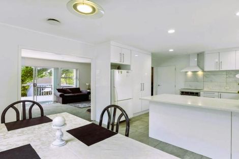 Photo of property in 10 Yarra Place, Botany Downs, Auckland, 2010