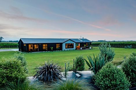 Photo of property in 450 Waitara Road, Huirangi, New Plymouth, 4373