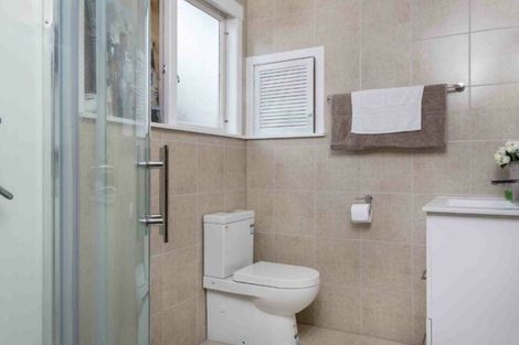 Photo of property in 4 Staveley Avenue, Mount Roskill, Auckland, 1041