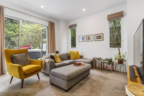 Photo of property in 11a Wernham Place, Northcote, Auckland, 0626