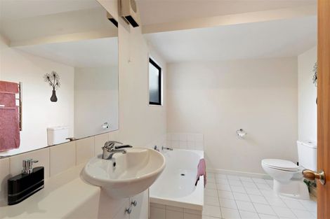 Photo of property in 77 Holly Road, St Albans, Christchurch, 8014