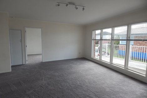 Photo of property in 2/124 Te Atatu Road, Te Atatu South, Auckland, 0610