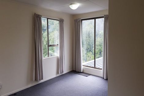 Photo of property in 2 Kekeno Grove, Tirohanga, Lower Hutt, 5010