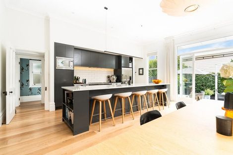 Photo of property in 18 Austin Street, Mount Victoria, Wellington, 6011