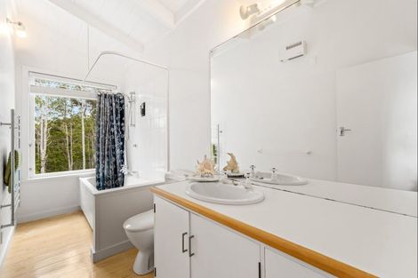 Photo of property in 16 Grand View Road, Leigh, 0985