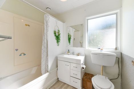 Photo of property in 5 Edgware Road, West Harbour, Auckland, 0618