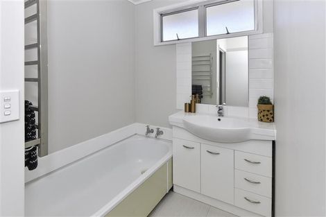 Photo of property in 9a Honey Place, Weymouth, Auckland, 2103