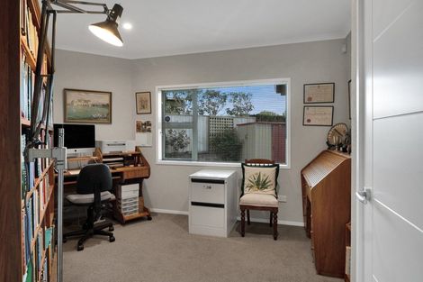 Photo of property in 2 Manurau Crescent, Merrilands, New Plymouth, 4312