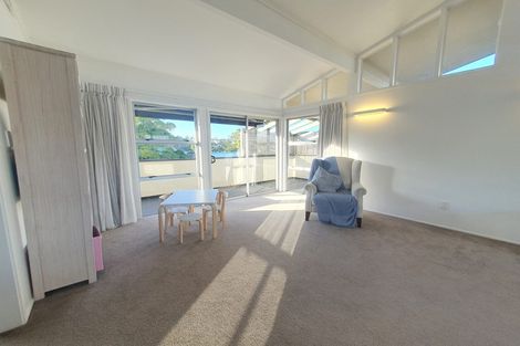 Photo of property in 2/42 Knightsbridge Drive, Forrest Hill, Auckland, 0620