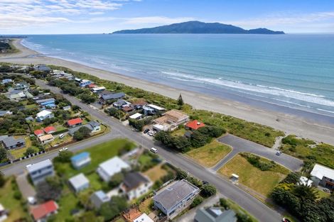 Photo of property in 106 Field Way, Waikanae Beach, Waikanae, 5036