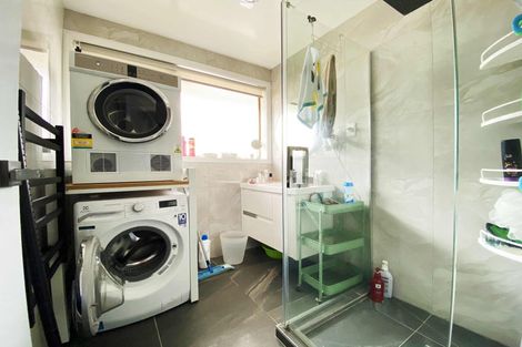 Photo of property in 46 Target Road, Totara Vale, Auckland, 0629