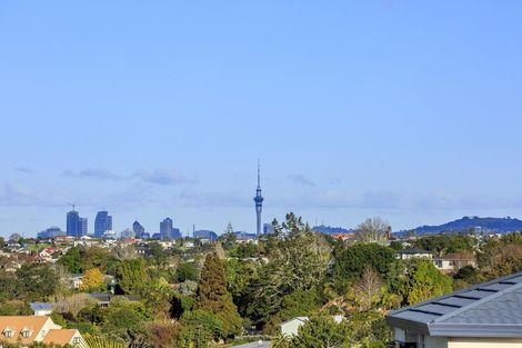 Photo of property in 2/12 Mossop Rise, Glenfield, Auckland, 0629