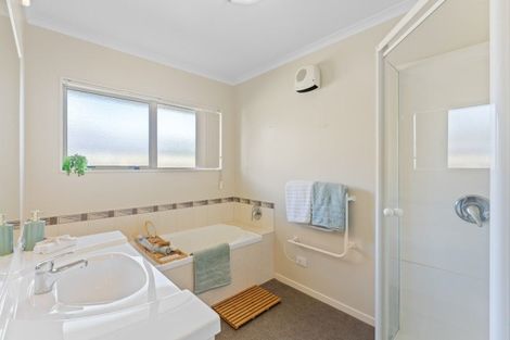 Photo of property in 5 Ashleigh Way, Waikanae Beach, Waikanae, 5036