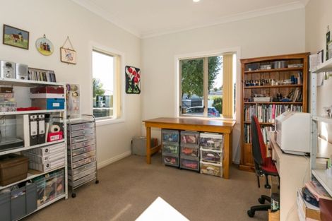 Photo of property in 20 Heynes Place, Clive, 4102