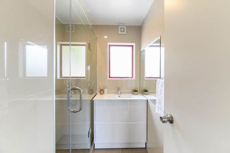 Photo of property in 17a Barron Drive, Green Bay, Auckland, 0604