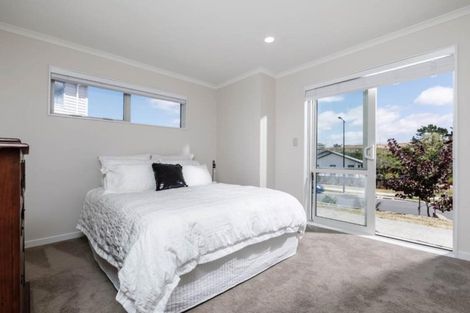 Photo of property in 22 Syd Grant Crescent, Orewa, 0931