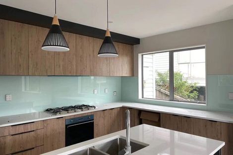 Photo of property in 579 Glenfield Road, Totara Vale, Auckland, 0629