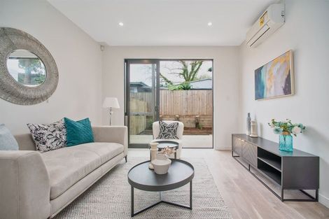 Photo of property in 5d Beach Road, Te Atatu Peninsula, 0610