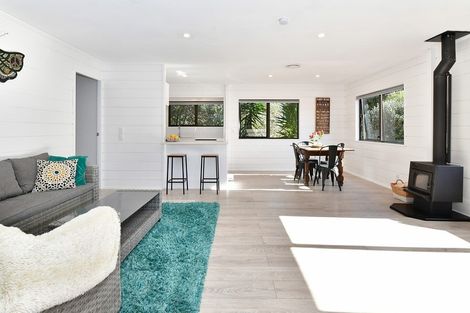 Photo of property in 30b Elliston Crescent, Stanmore Bay, Whangaparaoa, 0932