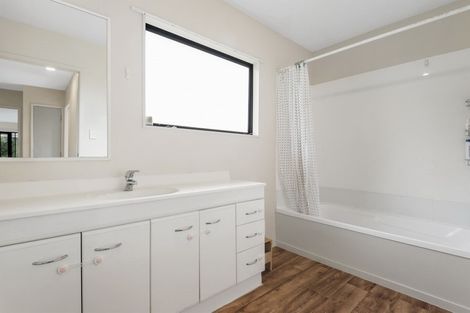 Photo of property in 2/14 Target Road, Totara Vale, Auckland, 0629