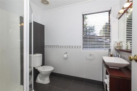 Photo of property in 98 Cliff View Drive, Green Bay, Auckland, 0604