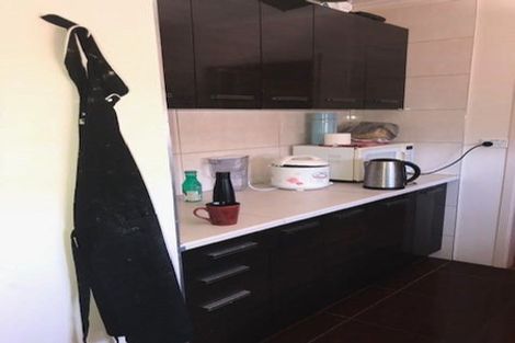 Photo of property in 2 Springside Place, New Lynn, Auckland, 0600