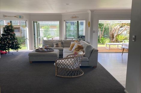 Photo of property in 43 Walton Street, Red Beach, 0932