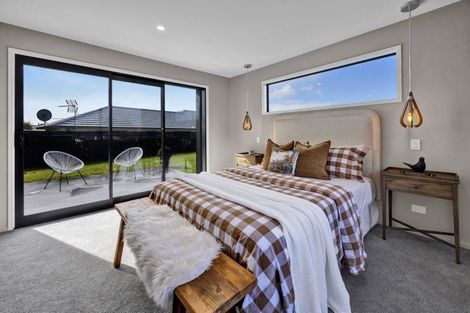 Photo of property in 2 Marsden Place, Hurworth, New Plymouth, 4310