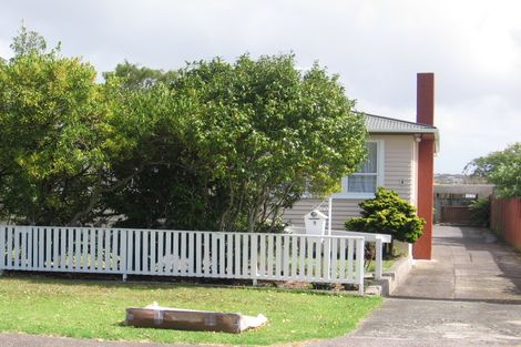 Photo of property in 2/1 Bamboo Grove, Kelston, Auckland, 0602