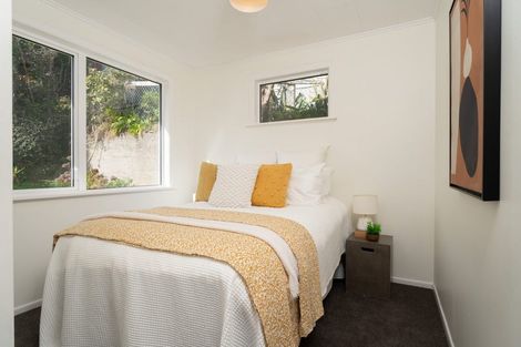 Photo of property in 8 Brooker Grove, Newlands, Wellington, 6037