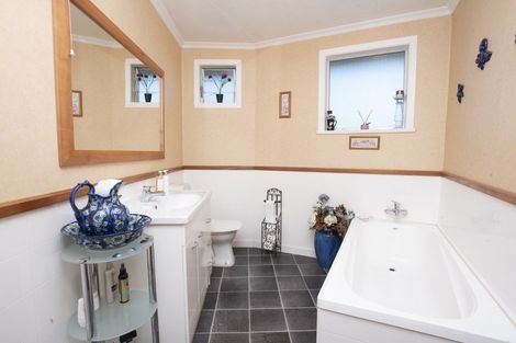 Photo of property in 64 Great North Road, Winton, 9720