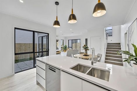 Photo of property in 562b Beach Road, Rothesay Bay, Auckland, 0630