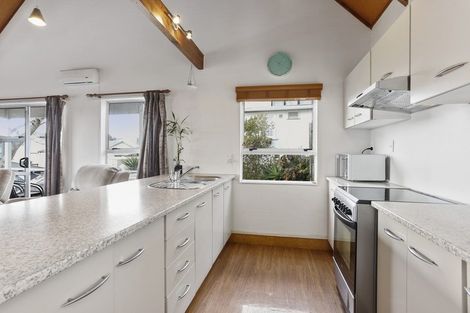 Photo of property in 6a D'oyly Drive, Stanmore Bay, Whangaparaoa, 0932