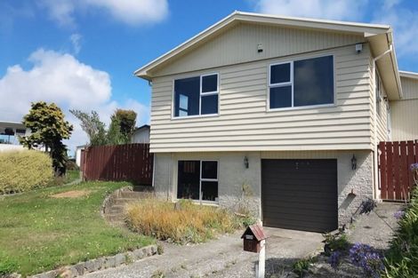 Photo of property in 8 Cheyne Walk, Newlands, Wellington, 6037