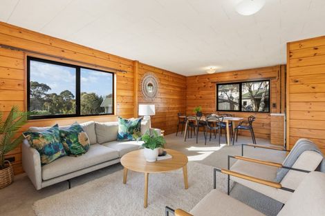 Photo of property in 10 Eagleson Street, Northcross, Auckland, 0632