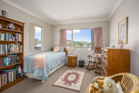 Photo of property in 9b Pinkerton Grove, Newlands, Wellington, 6037