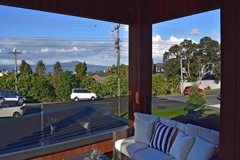 Photo of property in 136 East Coast Road, Forrest Hill, Auckland, 0620