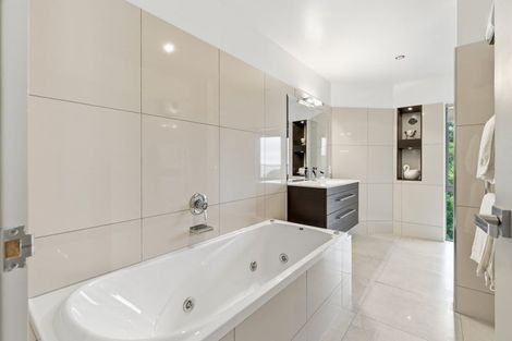 Photo of property in 10 Cadiz Lane, Mount Pleasant, Christchurch, 8081