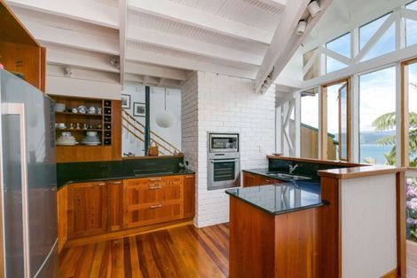 Photo of property in 6 Nakora Road, Karaka Bays, Wellington, 6022