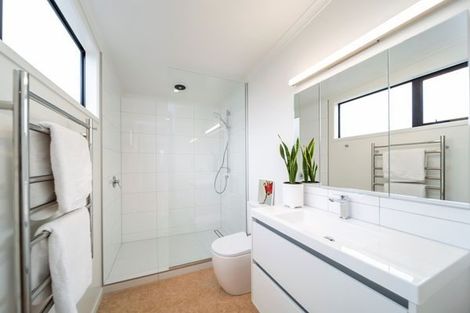 Photo of property in 2/28 Bayly Road, Moturoa, New Plymouth, 4310